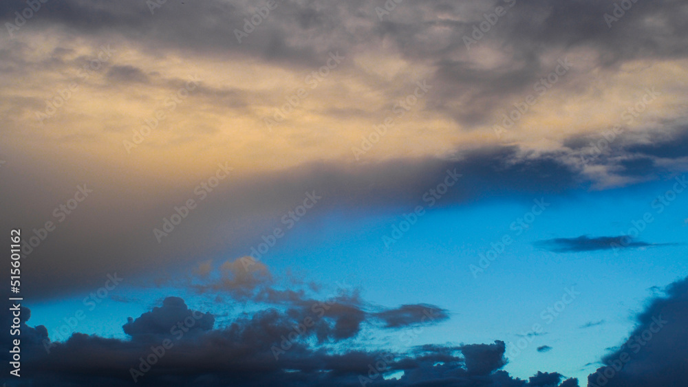 Ciel de traîne, composé de nombreux cumulus porteurs d'averses