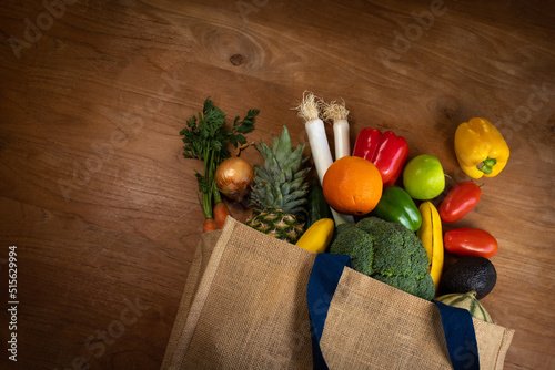 Bild auf Leinwand sac réutilisable en tissu contenant des fruits et des légumes bons pour la santé et pour perdre du poids en ayant une alimentation saine