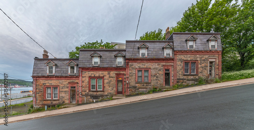 Foto A row of four abandoned rowhouses in downtown St. John’s