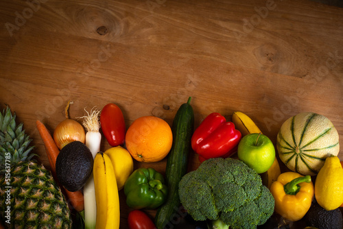  ensemble de fruits et légumes bons pour la santé et pour perdre du poids en ayant une alimentation saine. Ils sont posés sur une table. Place disponible pour placer du texte.