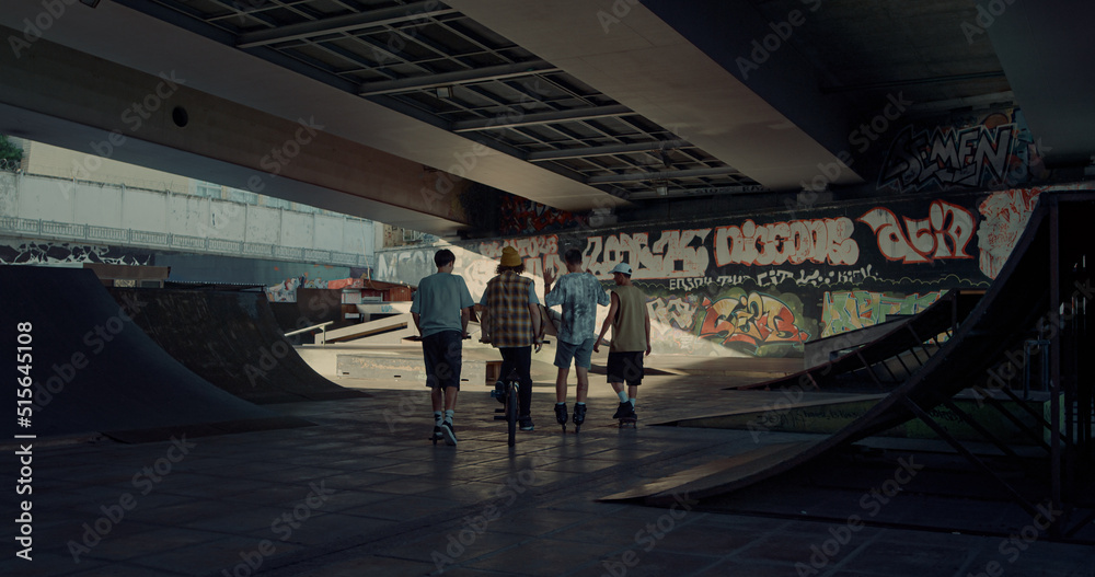 Obraz premium Teenage friends meeting together in urban skate park for leisure. Youth culture
