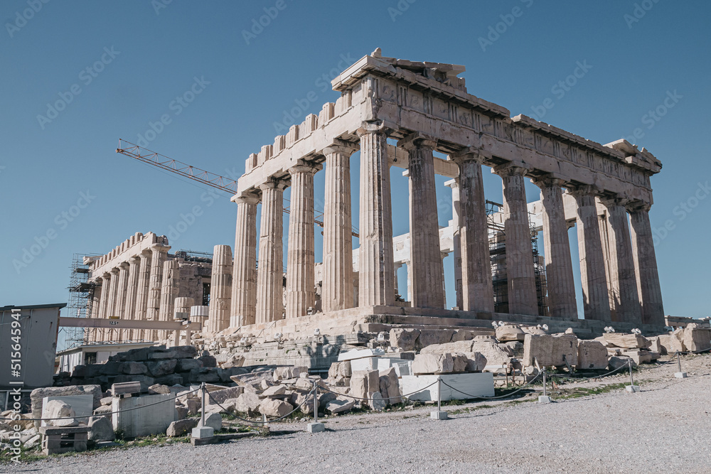 Obraz premium Athens, Greece - November 26th, 2017 : Parthenon temple on a sunny day with a construction crane in the background
