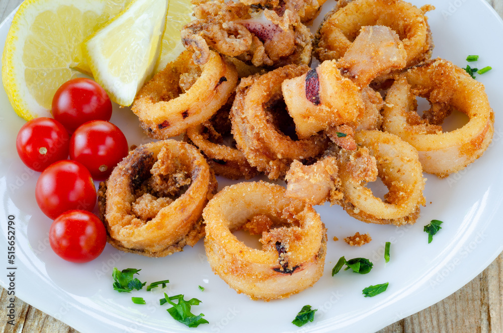 Calamari fritti, cibo estivo italiano Calamari fritti, cibo estivo italiano