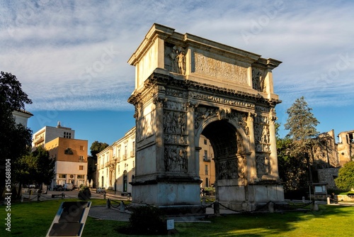 Foto Outdoor view of the famous Trajan's Arch in Benevento, Southern Italy