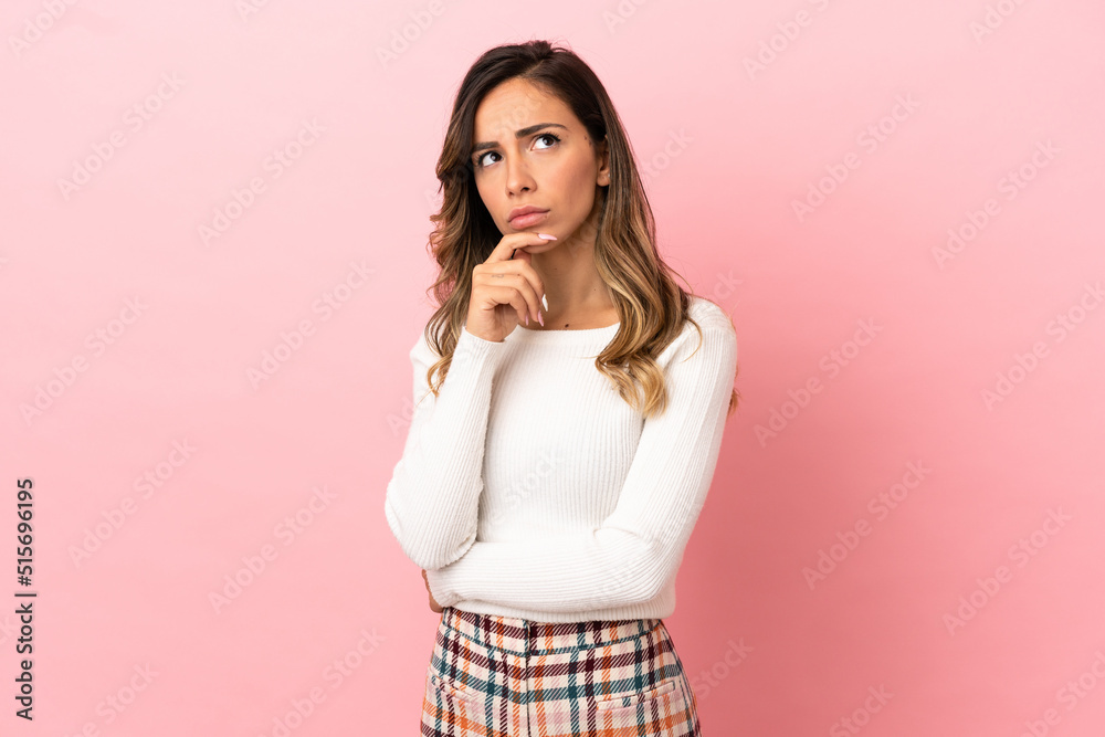 Young woman over isolated background having doubts - obrazy, fototapety, plakaty 