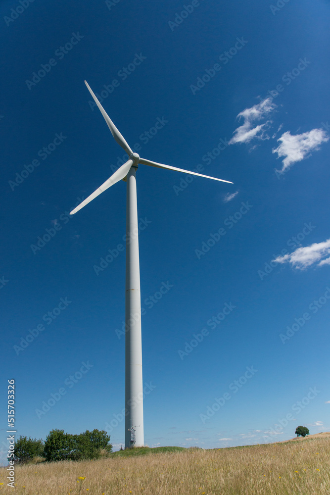 Windkraftanlage vor blauem Himmel Windkraftanlage vor blauem Himmel