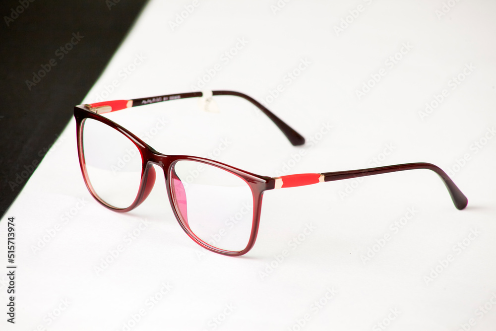 Lentes con estilo posados en fondo blanco y negro Lentes con estilo posados en fondo blanco y negro