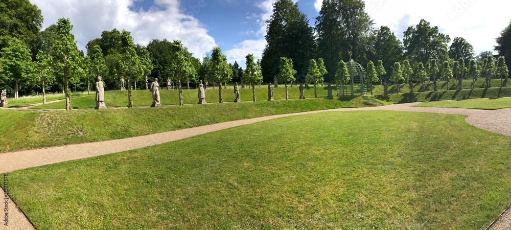 Fototapeta premium statue of a person in the park