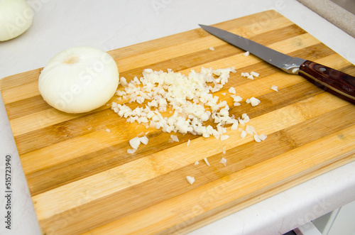 Stampa su tela cut onion on a chopping board