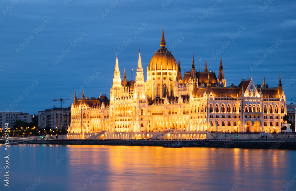 Fototapeta premium hungary Budapest twilight at Danube River with lit up Hungarian Parliament building
