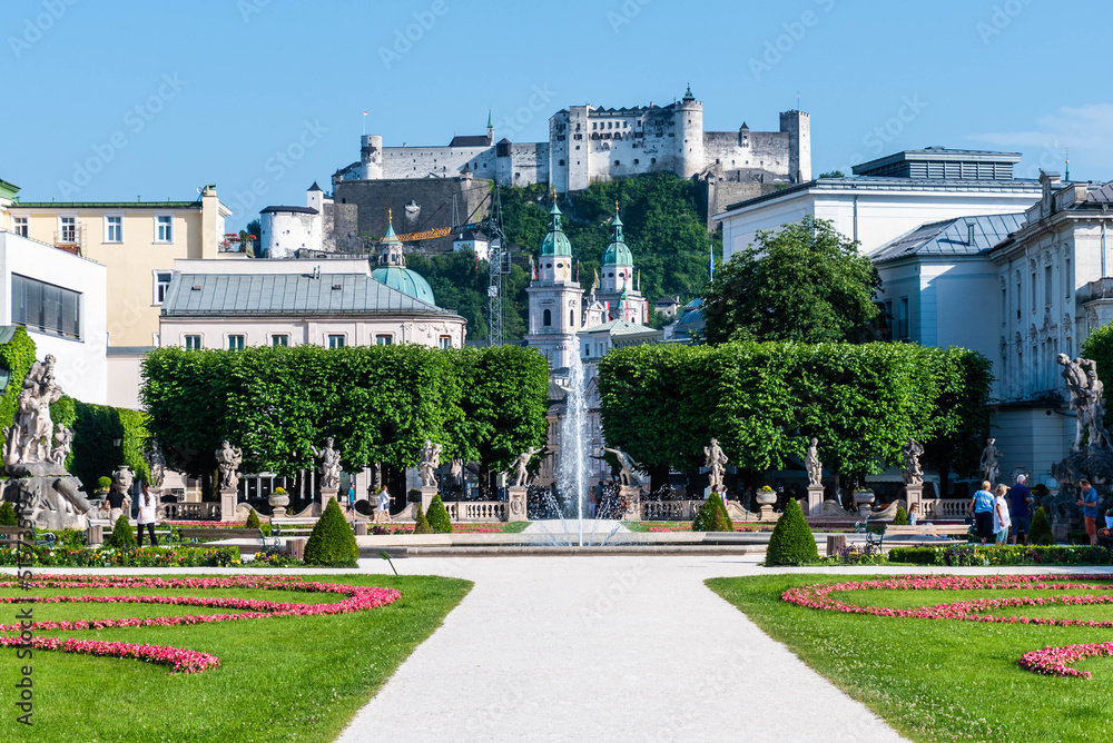 Fototapeta premium Mirabell Garten mit Blick auf die Festung Salzburg