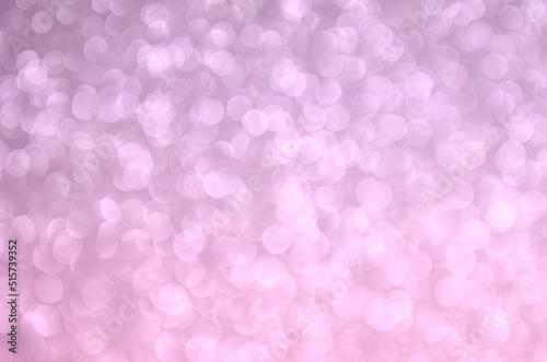 Fondo glitter con efecto bokeh desenfocado de color degradado lila y rosa. Se puede usar como fondo