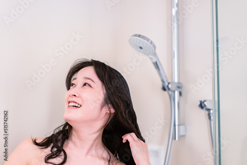 シャワーを浴びる若い女性