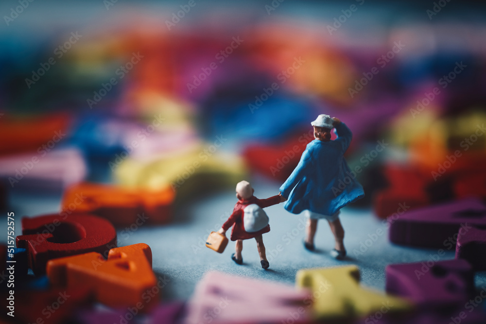 Obraz premium カラフルなアルファベットとミニチュア親子