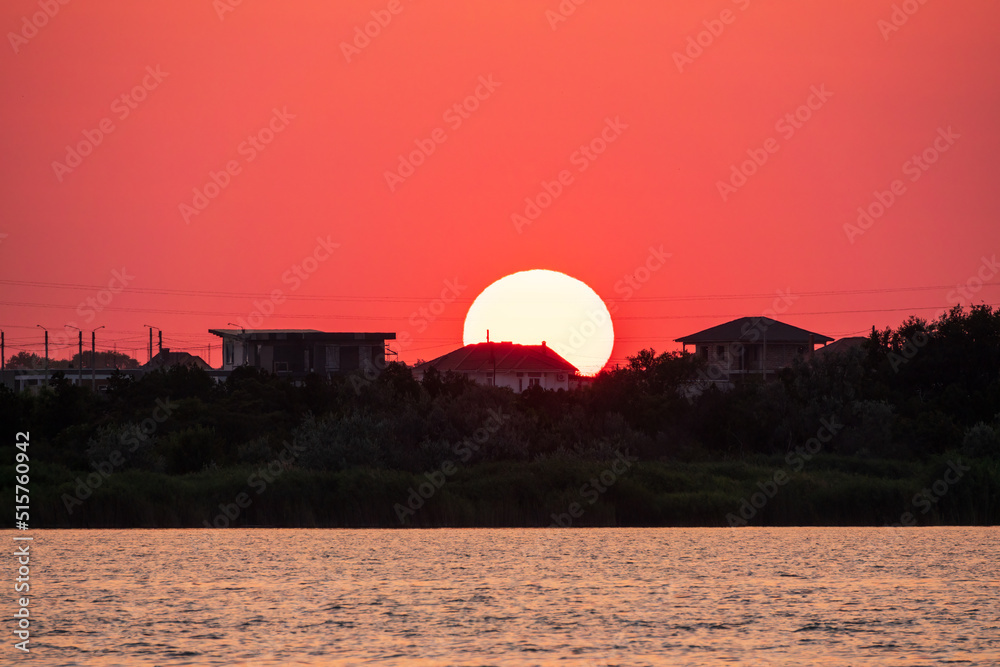 Obraz premium The sun goes down over a lake