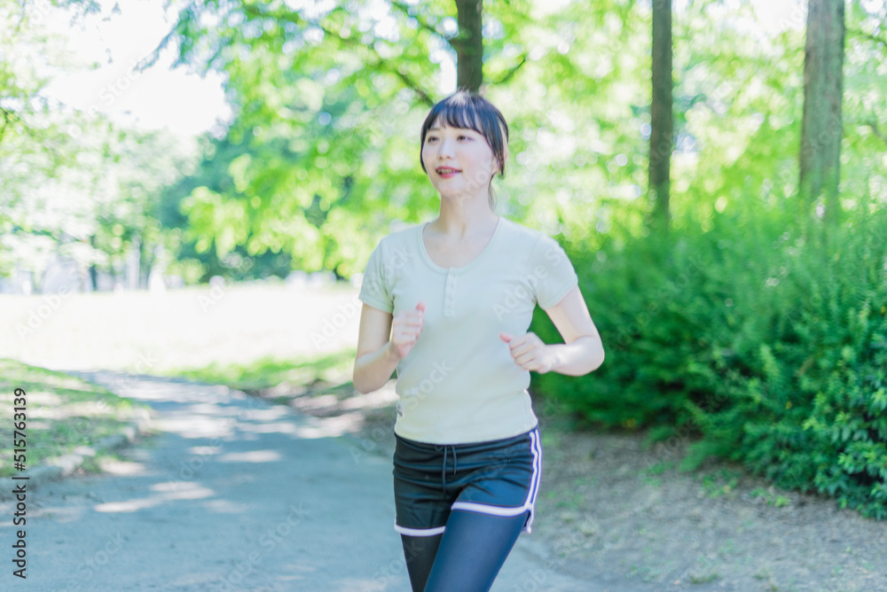 トレーニングをする女性 トレーニングをする女性