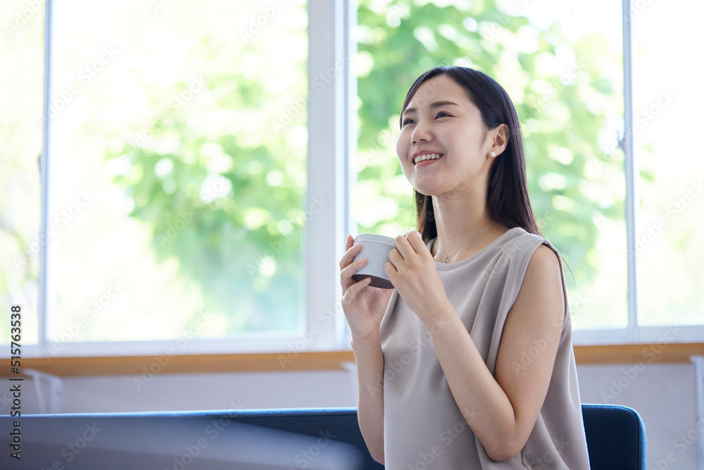 リビングでくつろぐ若い日本人女性