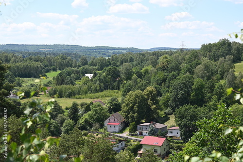 Felsformation der Lwówecka Schweiz im Isargebirge bei Löwenberg, Schlesien, Polen im Sommer bei blauem Himmel