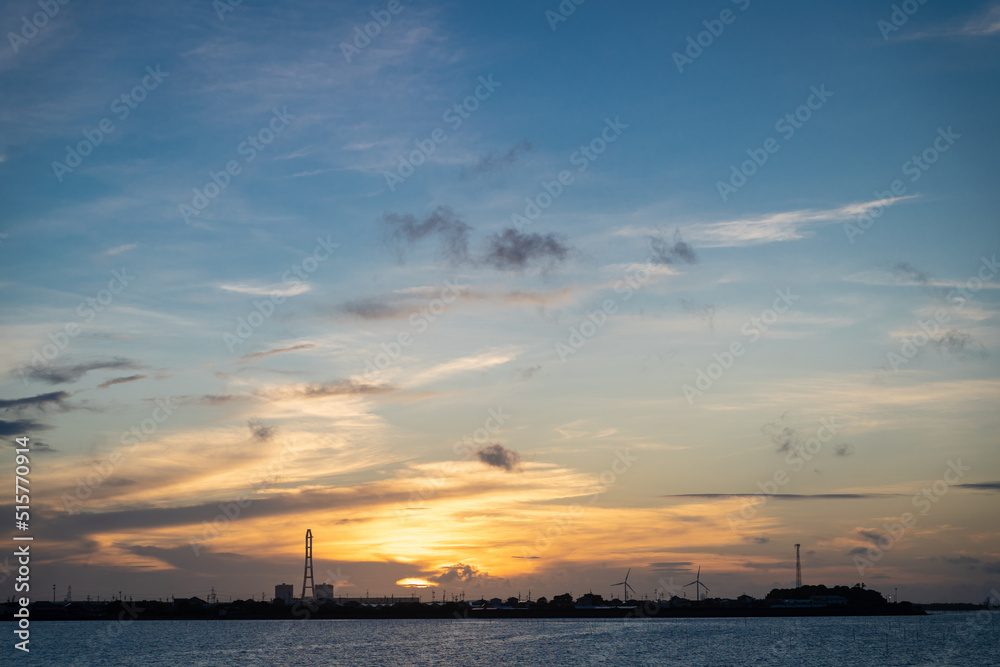 秋の空　夕焼け　港