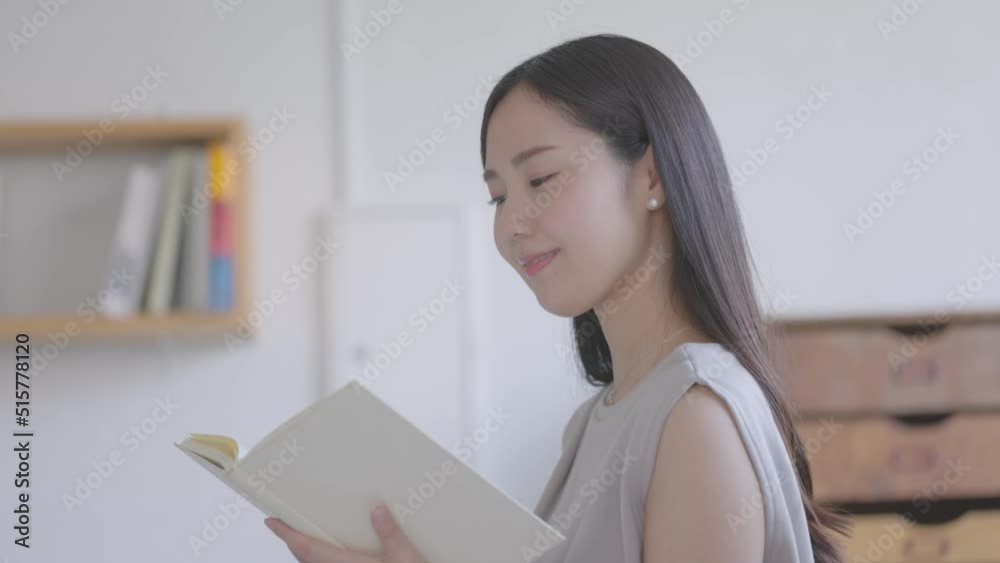 リビングでくつろぐ若い日本人女性 リビングでくつろぐ若い日本人女性