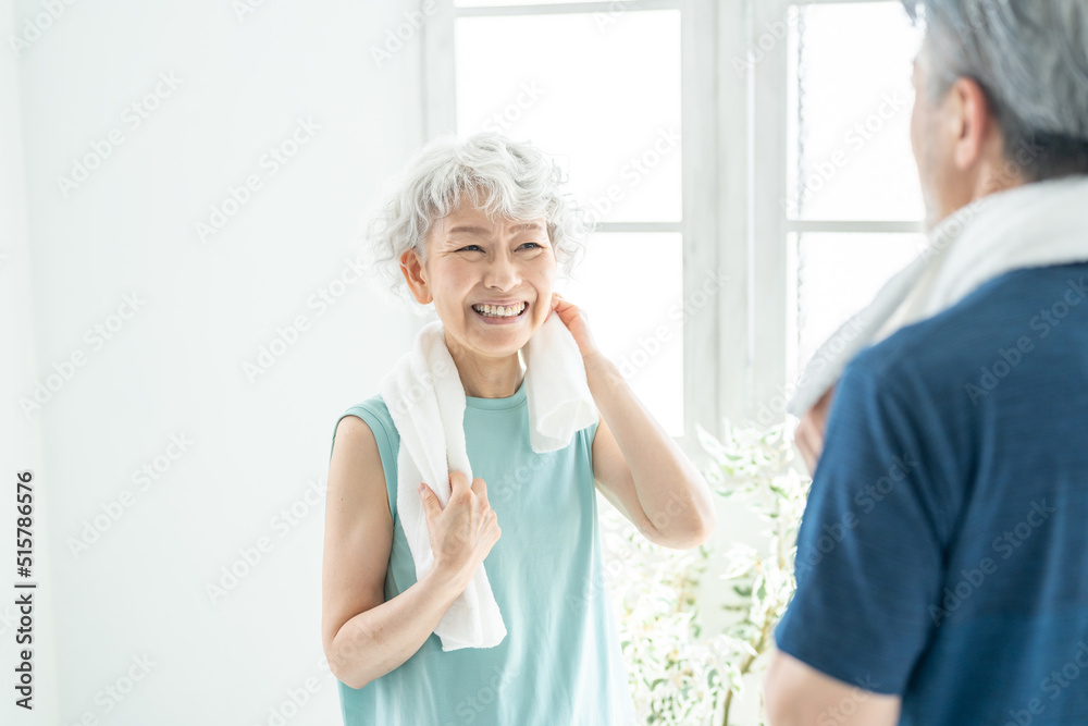 運動するシニア夫婦（スポーツ・健康・ヘルスケア）