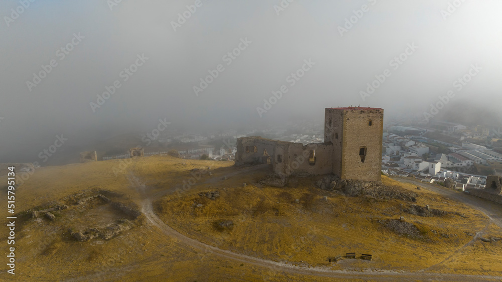 cerro donde se ubica el antiguo castillo nazarí de la Estrella en el municipio de Teba, España