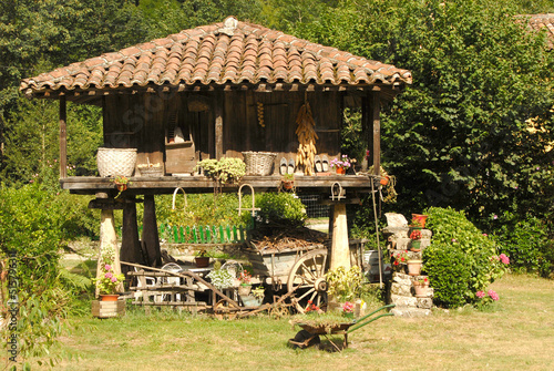 horreo en el paisaje asturiano