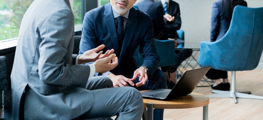 © ponta1414 - ビルの窓際に座り話す複数のかっこいいビジネスマン