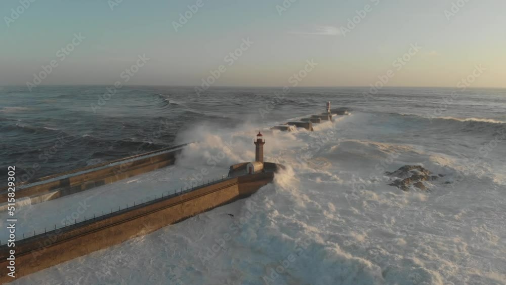 Farol no mar agitado