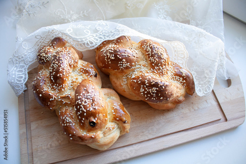 Φωτογραφία Two challah breads for Shabbat on wood cutting board
