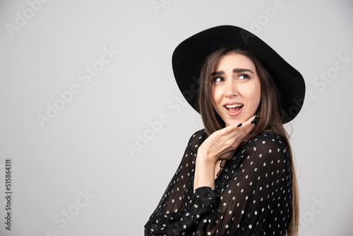 Portrait of surprised woman smiling on gray background © azerbaijan-stockers
