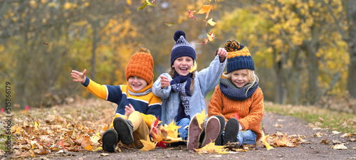 Foto lachende Kinder im Herbst