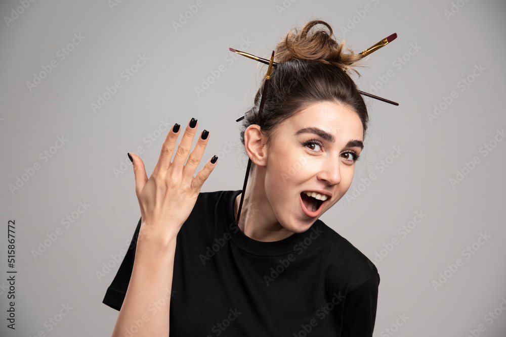 Obraz premium Young woman showing her messy hair