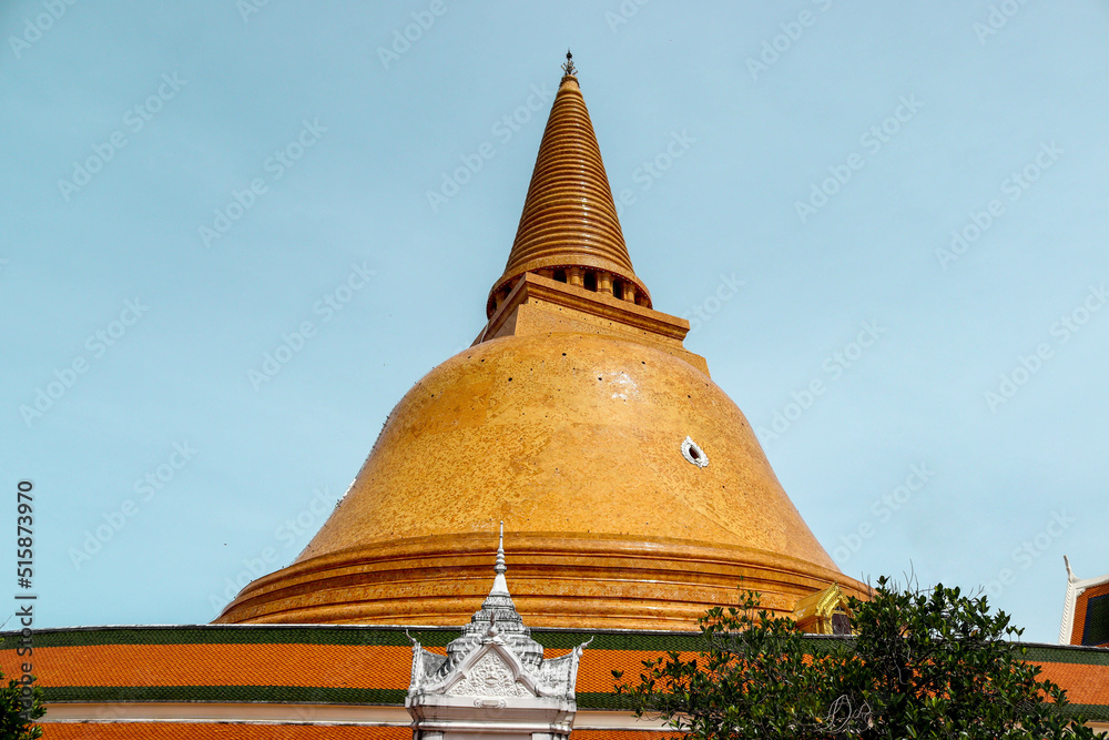 Naklejka premium Golden pagoda, One of the holy places for Buddhists to respect and believe on blue sky background.