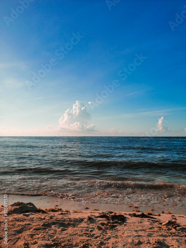 Mar en calma por la mañana y pequeñas nubes