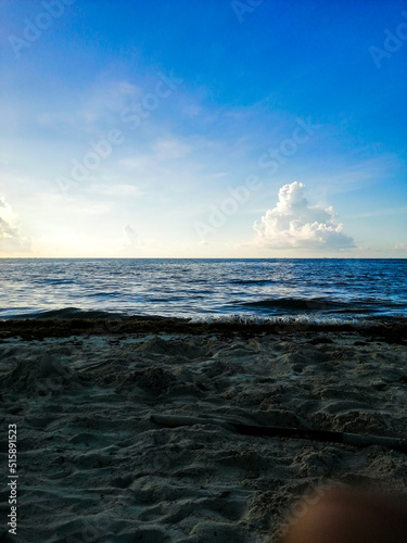 Mañana en la playa con pocas nubes