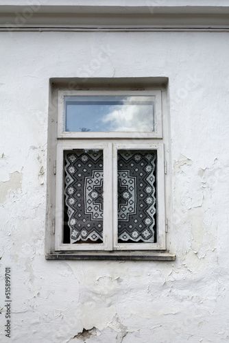 Okno w starej murowanej kamienicy
