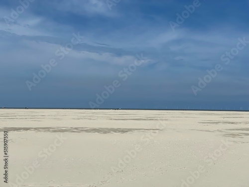 Die Borkum vorgelagerte Sandbank Hohes Riff ist sehr breit. So wandern die Urlauber   ber Kilometer von der Strandpromenade bis zur Wasserlinie.