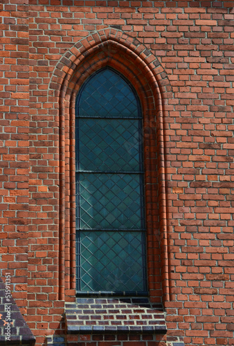 Fenster einer Kirche in Backsteinbau