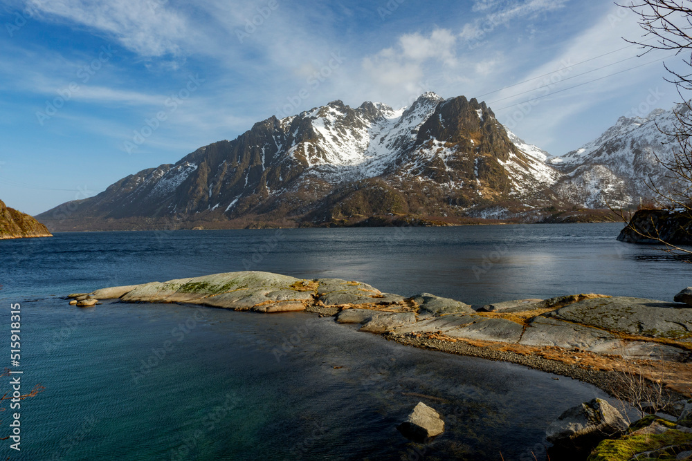 Obraz premium Incredible and famous mountain scenery by the sea in springtime in Norway in the Lofoten Islands.