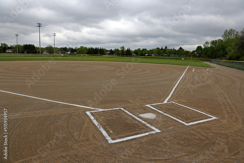 Obraz na płótnie A wide angle shot of an unoccupied baseball field on a cloudy day. w salonie