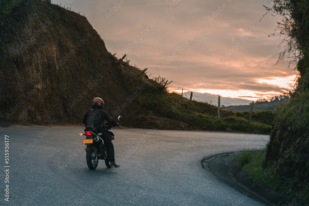 Un viajero en moto recorriendo las montañas de Colombia, américa latina