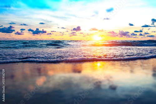 Hermoso paisaje de verano soleado sobre el mar. Arena de playa y puesta de sol en la orilla.