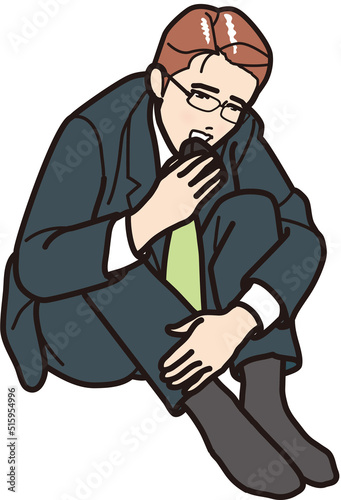 膝を抱えておにぎりを食べる男性