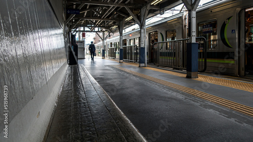 古いベンチのある駅