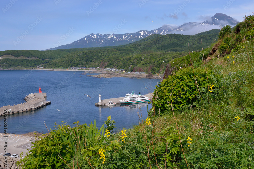 Fototapeta premium 初夏のウトロ港と知床連山(北海道・知床)