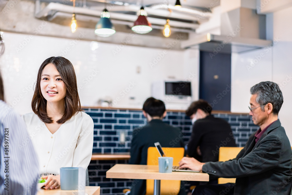 明るい雰囲気の社員食堂でランチを取るオフィスワーカー 明るい雰囲気の社員食堂でランチを取るオフィスワーカー
