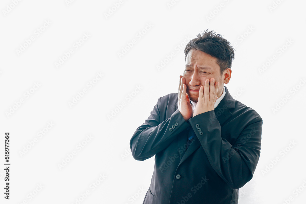 ひどく悲しむスーツを着た中年男性 ひどく悲しむスーツを着た中年男性