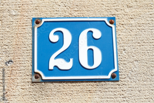 Blaues Hausnummernschild Nr. Sechsundzwanzig, Deutschland