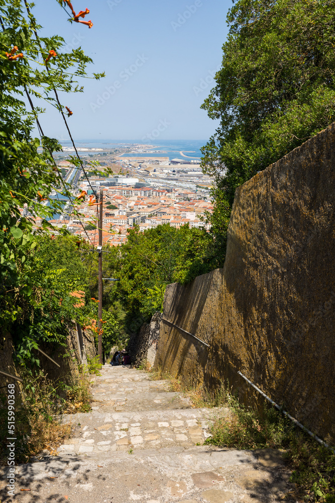 Vue sur le ville de Sète et la Méditérannée depuis les escaliers du Mont Saint-Clair, chemin du Mas Rousson
